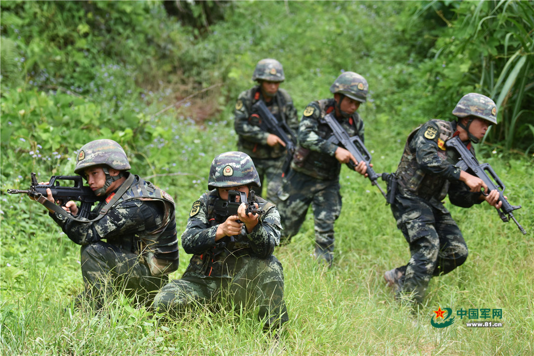 6月27日,特战队员交替掩护通过开阔地.