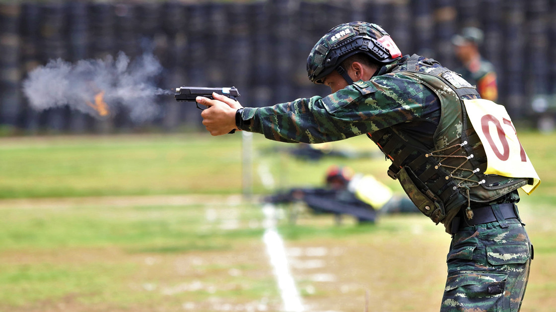 武警特战尖兵"巅峰"比武震撼上演
