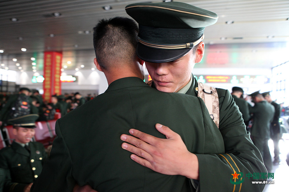 广播通知开始检票,一位即将启程的老兵与战友拥抱告别.漆锡摄