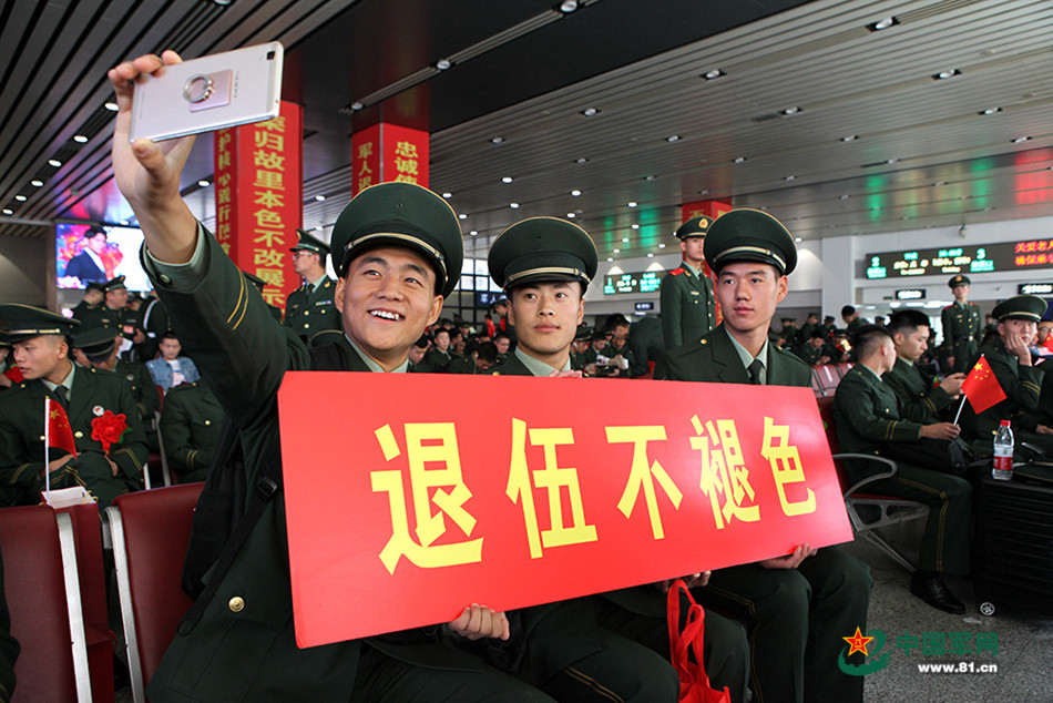 再行一个军礼吧丨武警北京总队文艺轻骑队欢送退伍老兵