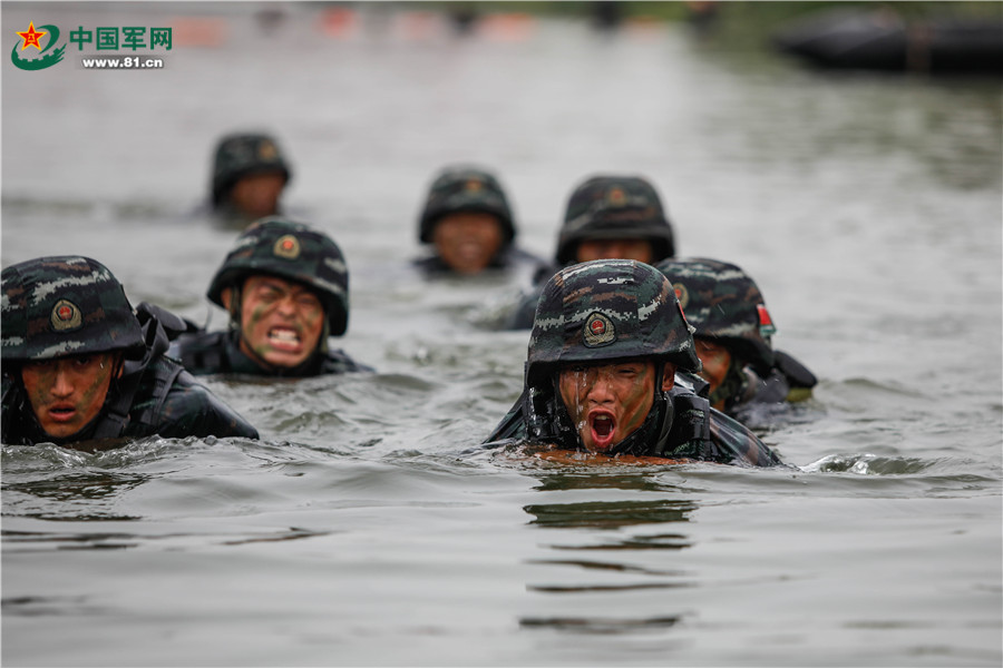 特战队员进行武装泅渡训练.李岩摄