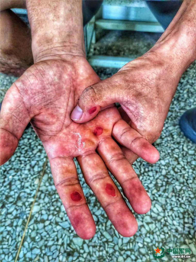 一位"金牌"特战队员的血性突击 - 中国军网