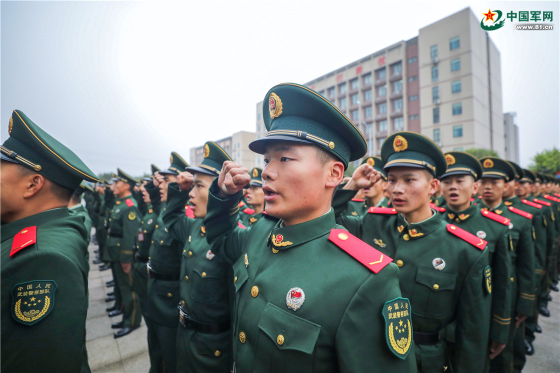 军旅成人礼重庆两千余名武警新兵光荣授衔