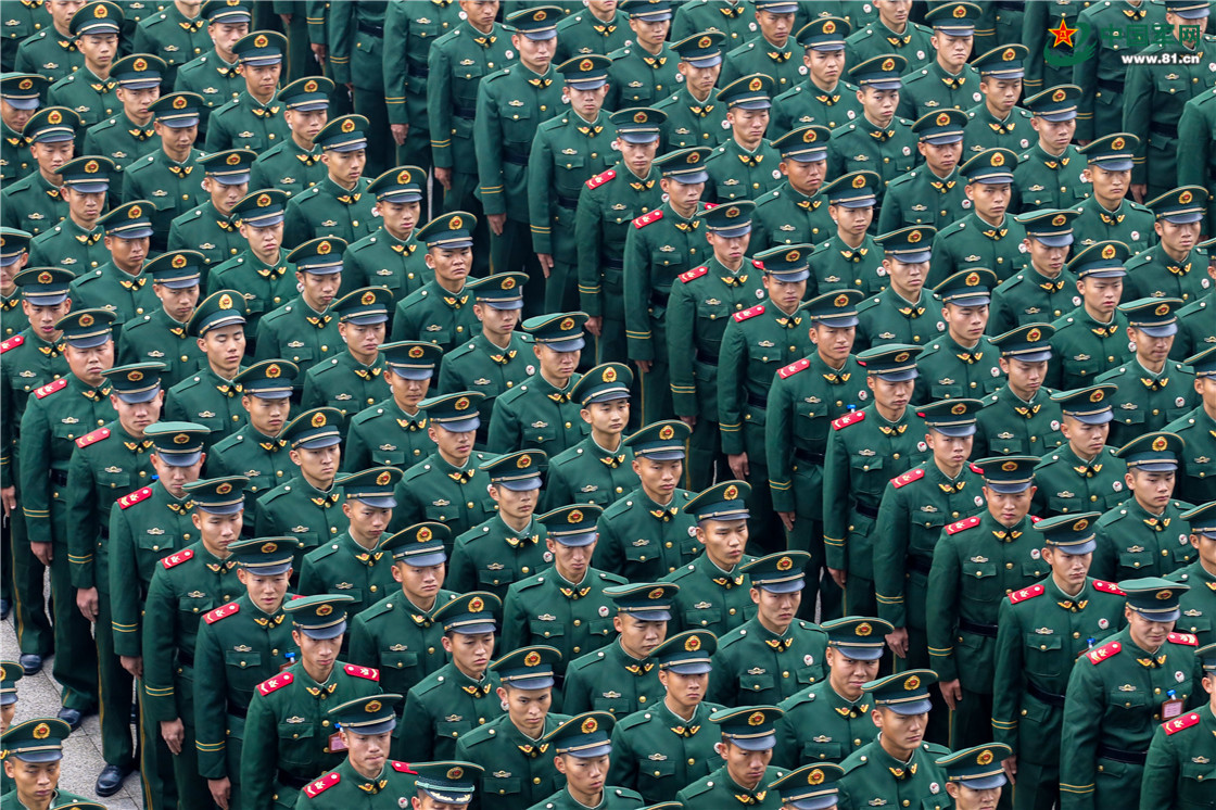 军旅"成人礼":重庆两千余名武警新兵光荣授衔