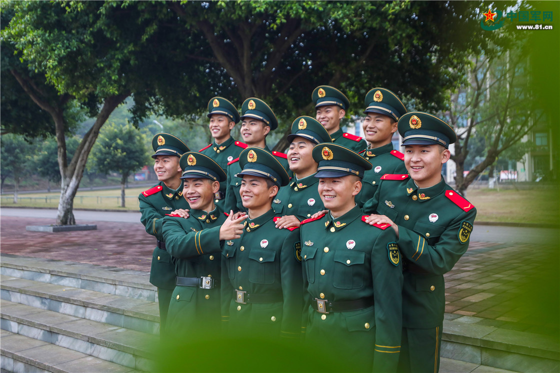 军旅"成人礼":重庆两千余名武警新兵光荣授衔