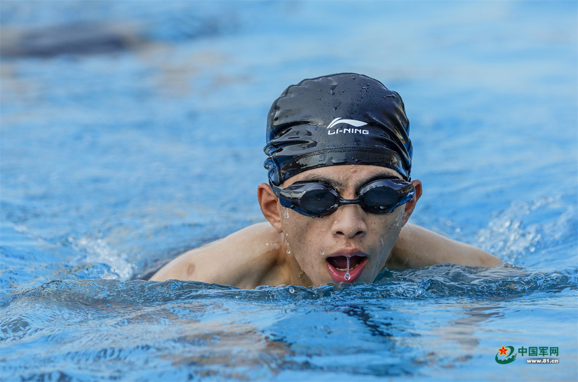 高清大图!直击武警潜水员水下训练精彩瞬间