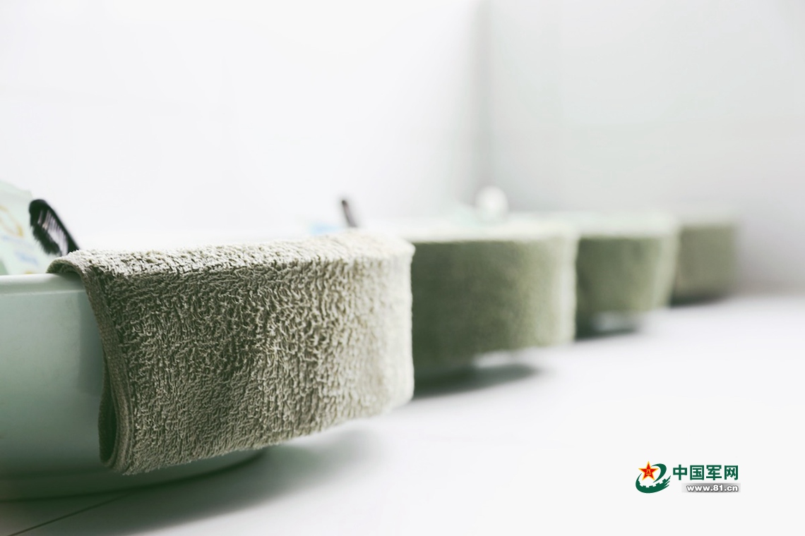 细节控看过来!带你走进武警小哥哥的"几何世界"