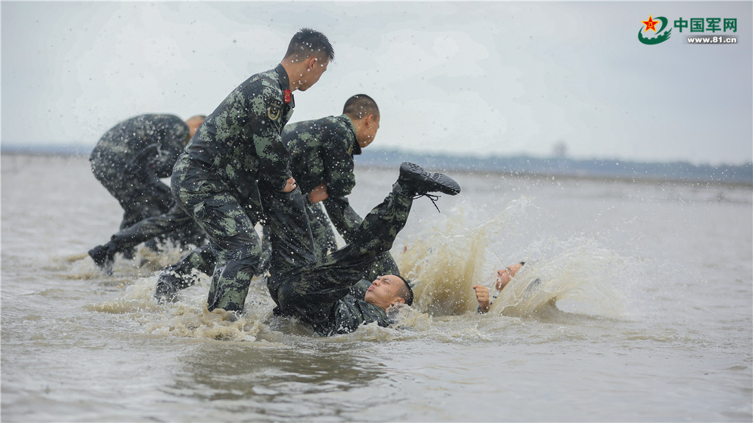 直击海训现场!武警官兵博浪练硬功 - 中国军网