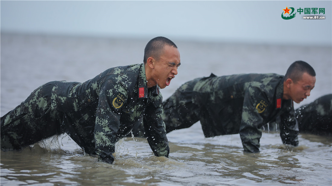 直击海训现场!武警官兵博浪练硬功 - 中国军网