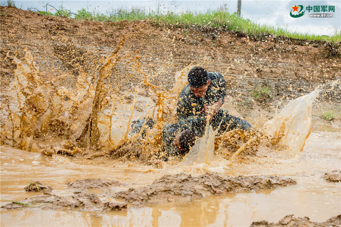 泥潭摔擒训练.张毕海 摄