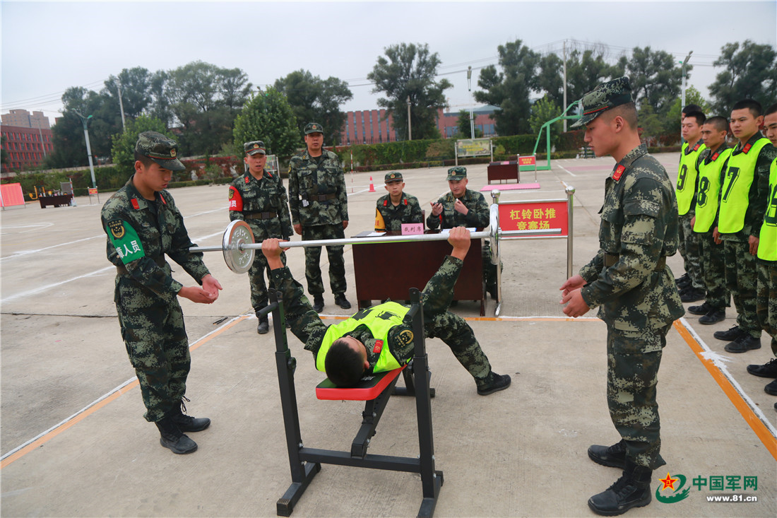 参赛队员进行杠铃卧推竞赛官兵进行体能组合练习竞赛