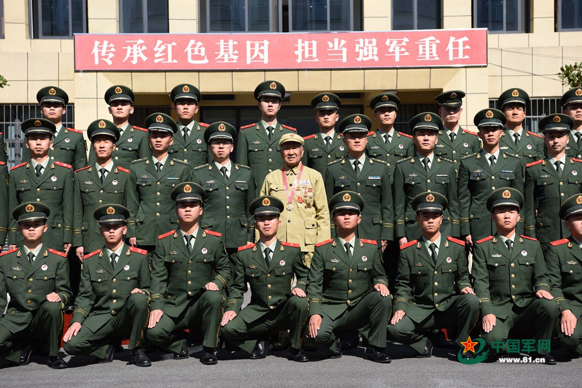 郑尊礼与武警合肥支队执勤五大队官兵合影.