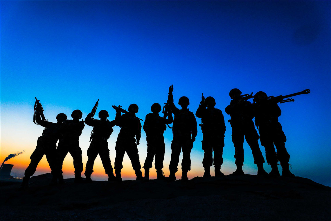 (刘鑫,任昌睿,刘磊,任海鹏)凛冽寒风吹刺骨,驻训场上练兵忙,入冬以来