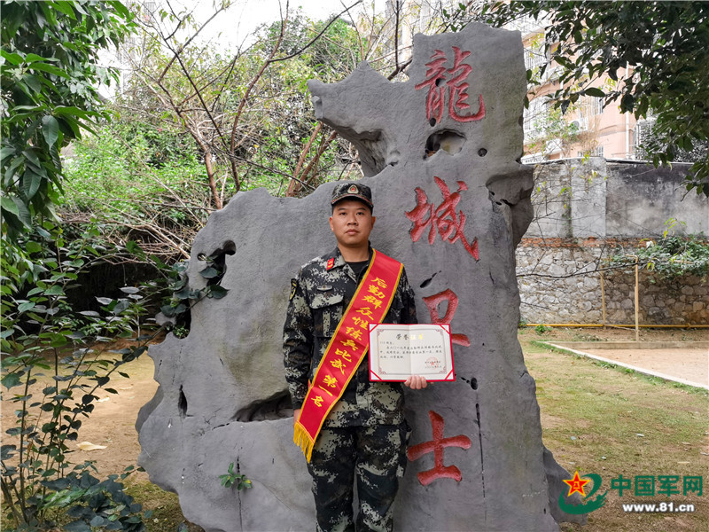 这个自带"bgm"的炊事班班长是个"斜杠青年"!