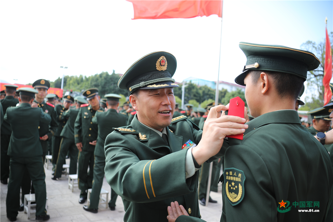 新兵授衔,一场特殊的"成人礼"