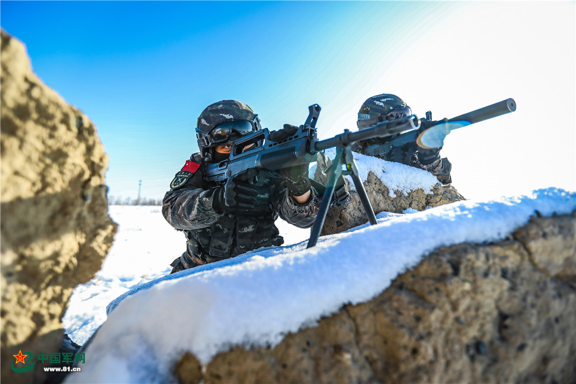 火力压制火力掩护交替掩护紧密协同抢救伤员小组协同雪地狙击开进途中