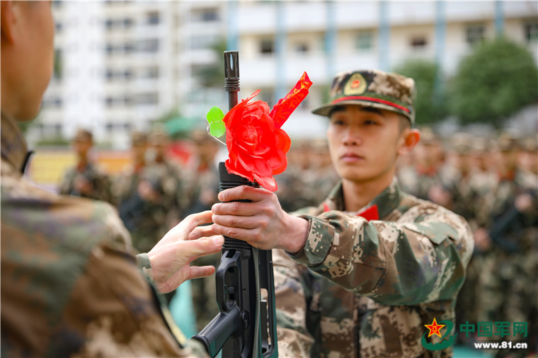 见证军人专属成人礼!这支中队为新兵举行授枪仪式