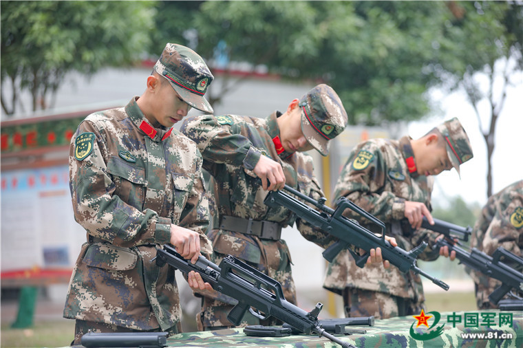见证军人专属成人礼!这支中队为新兵举行授枪仪式