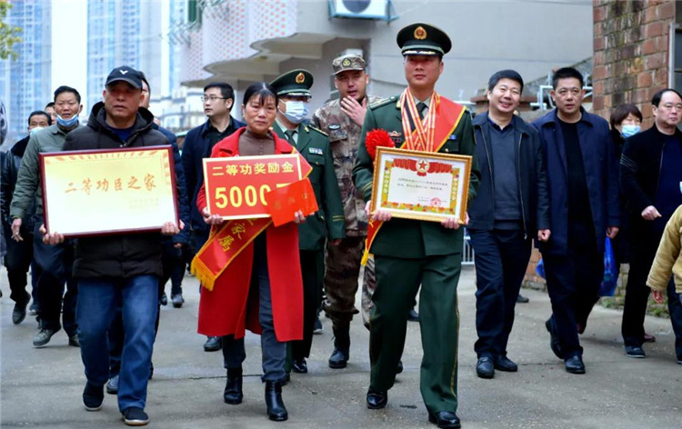 功支队领导和南昌县退役军人事务局相关负责人专程来到该县蒋巷镇为刘