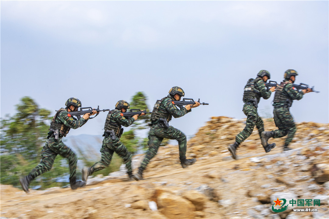 雷霆出击!直击特战队员多课目反恐综合演练现场