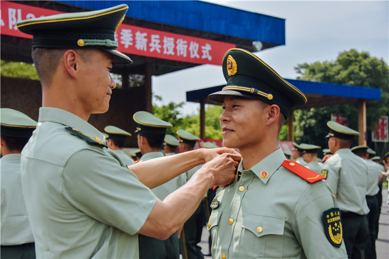 请入列武警安徽省总队举行新兵授衔仪式