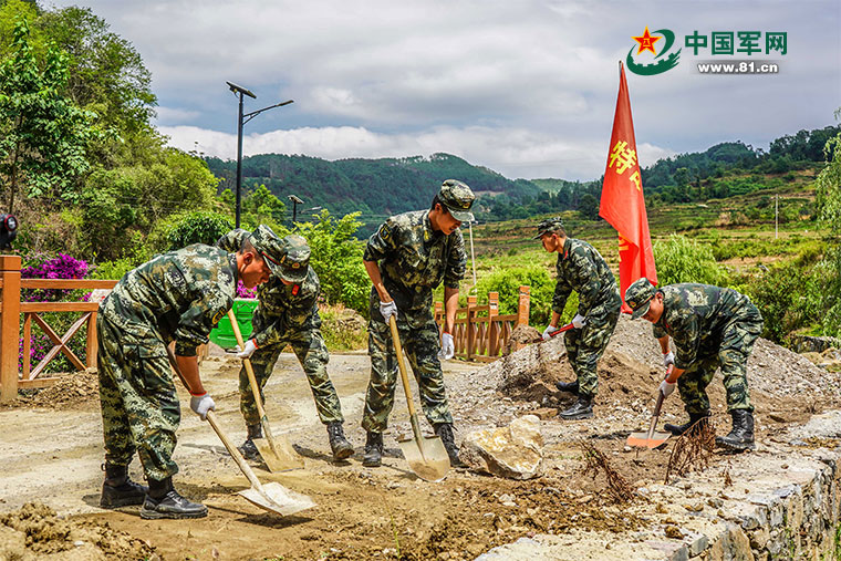 武警黔西南支队为乡村振兴"加把劲"