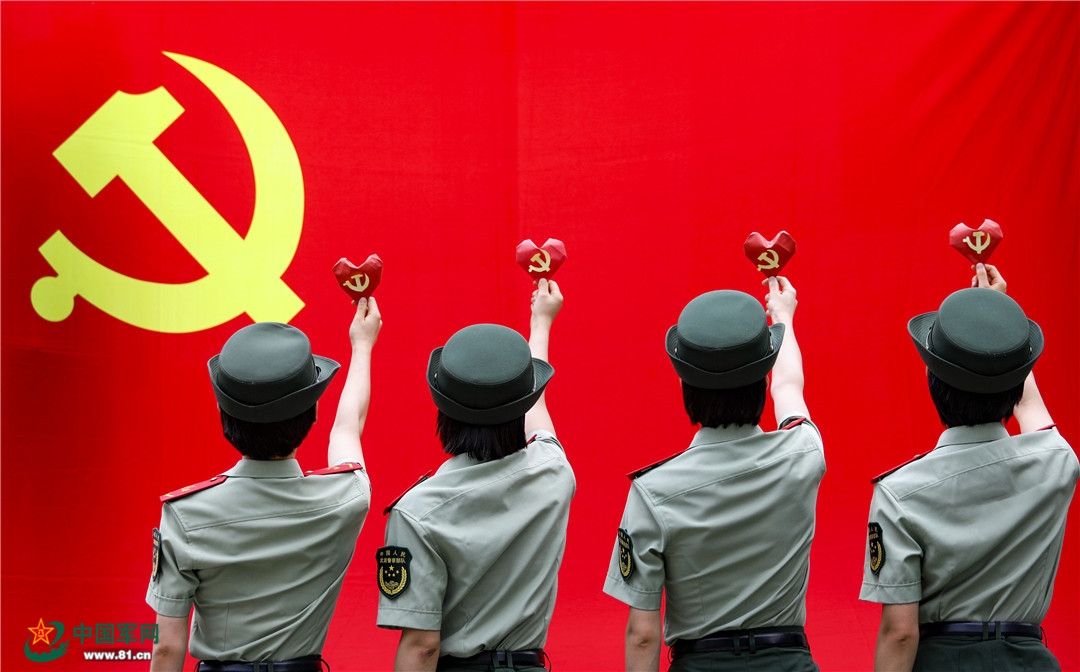 我与党旗合个影∣武警官兵对党的这波甜蜜表白,我爱了!