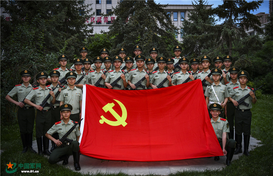 我与党旗合个影|武警官兵对党的这波甜蜜表白,我爱了!