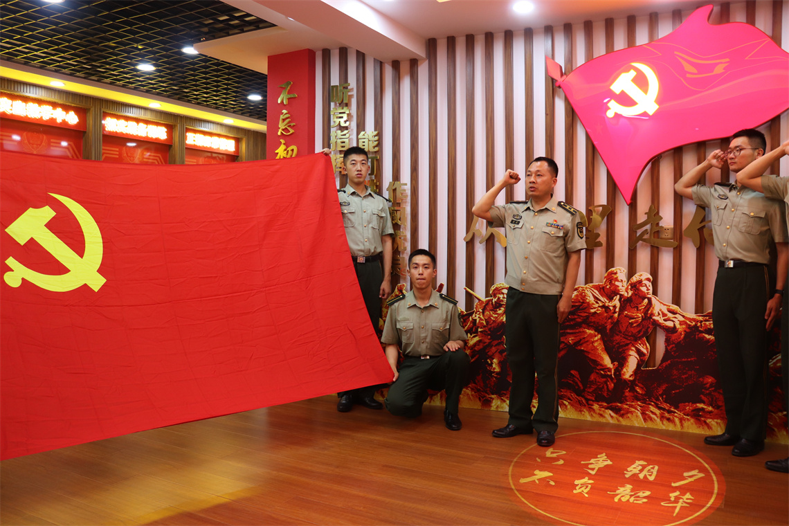 带领全体党员重温入党誓词党员们面对鲜红的党旗,高举右拳庄严宣誓