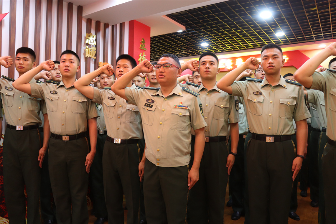 武警警官学院学员一大队组织重温入党誓词暨入党宣誓仪式