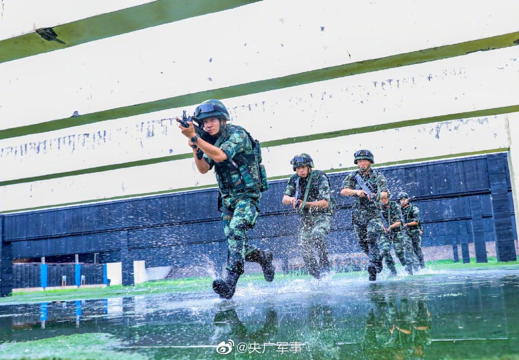 城市反恐!高清大图看武警特战队员楼房反劫持演练