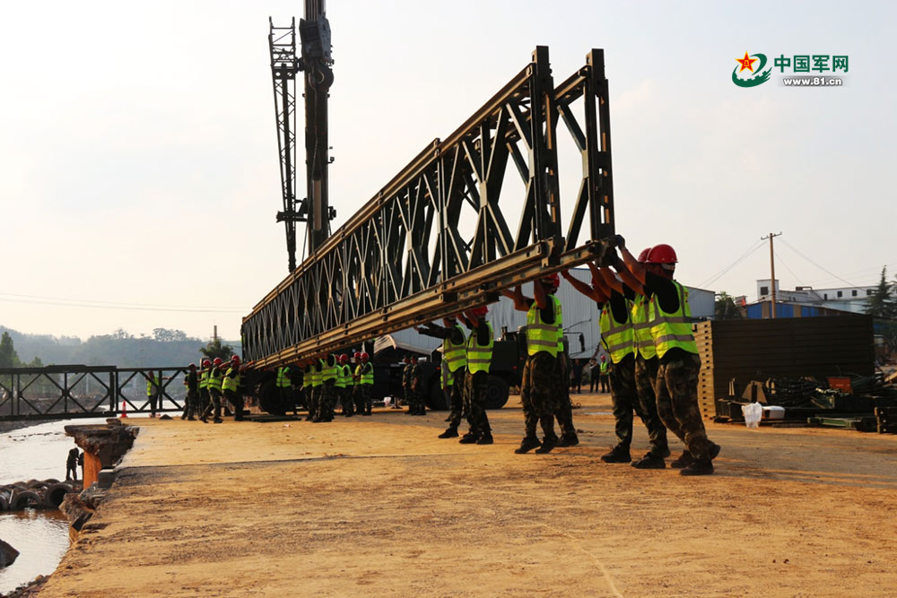 "应急救援国家队",支队官兵驾驶大型救援装备,全面清理河道,抢修桥梁