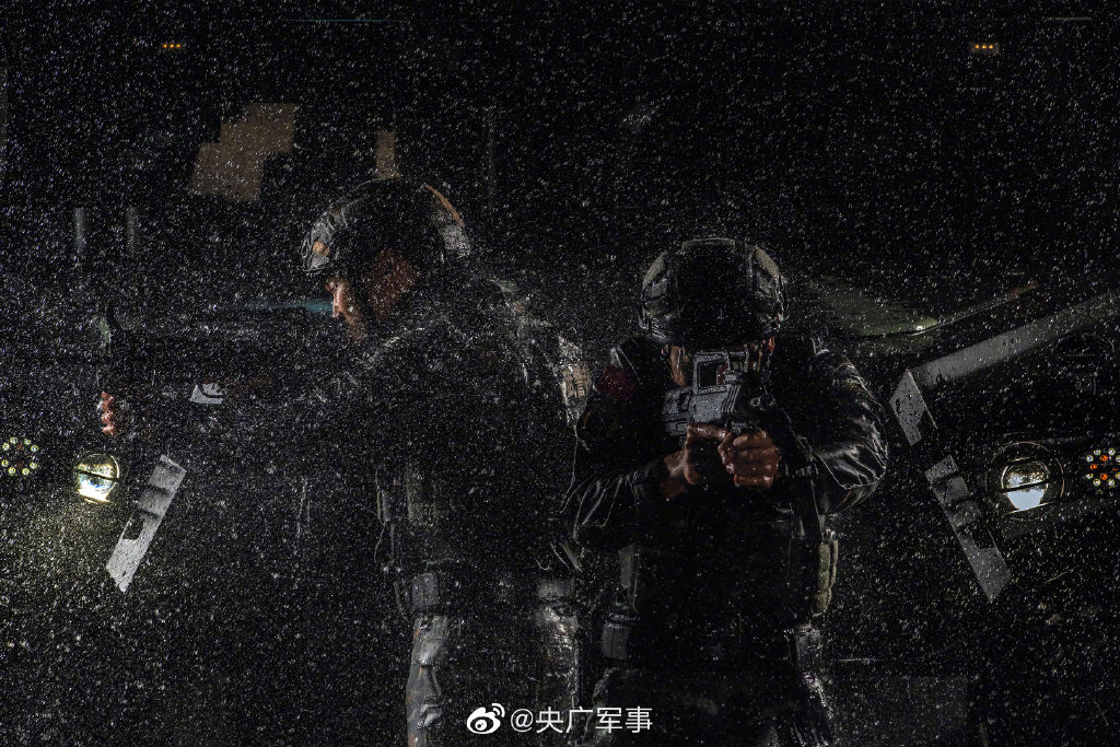 超帅壁纸!直击武警特战尖兵训练场