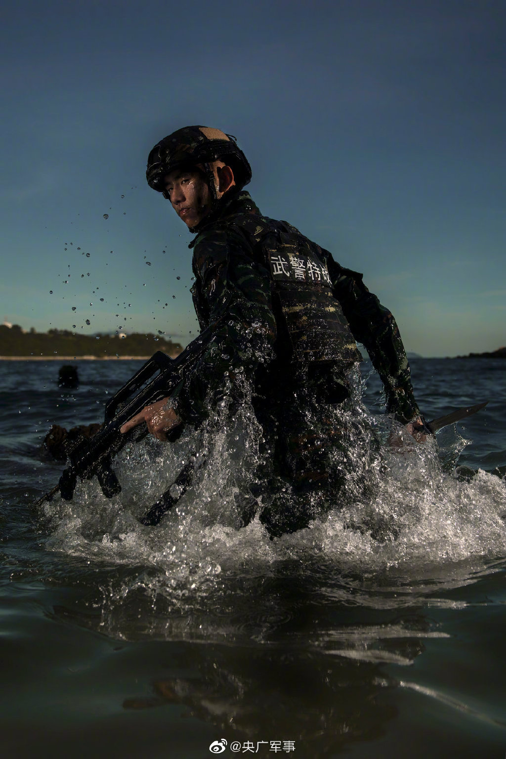 超帅壁纸!直击武警特战尖兵训练场