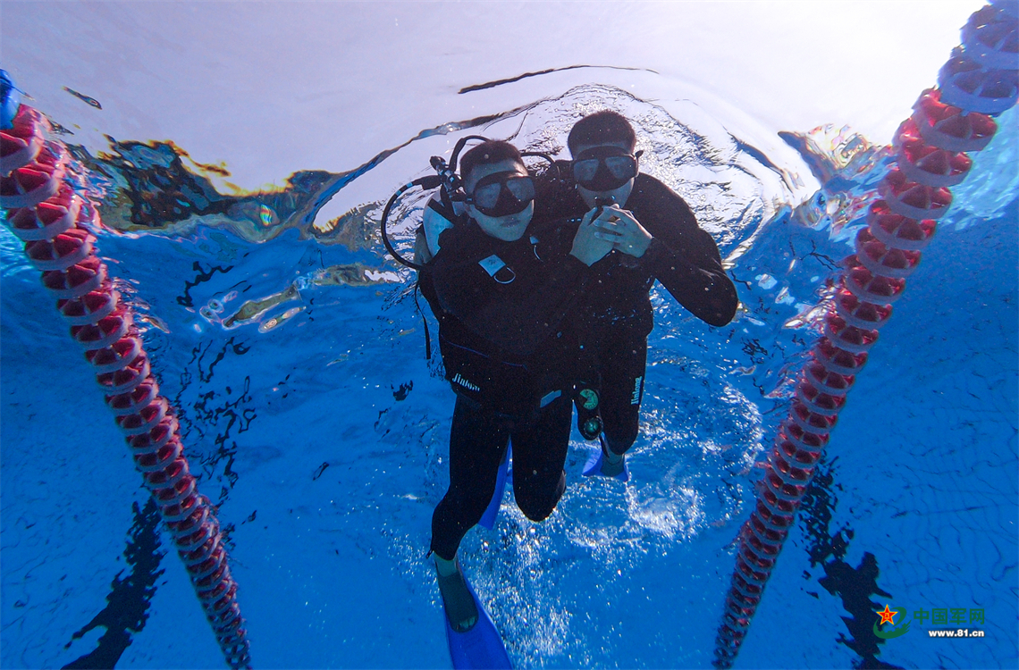 高清大图!直击武警潜水员水下训练精彩瞬间
