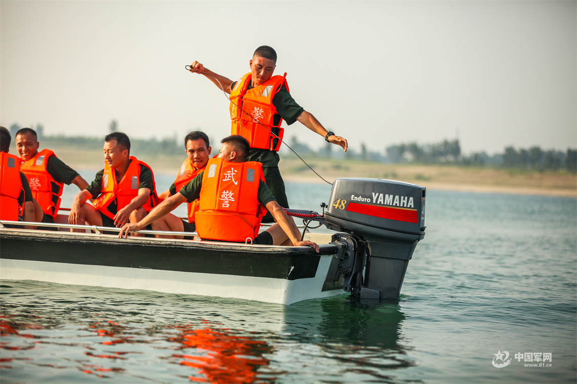 在某流域展开实战化冲锋舟集训,着力提高部队遂行多样化救援任务的