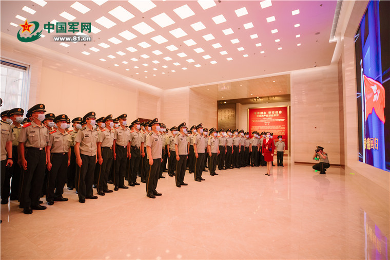 全體官兵精神抖擻,整齊列隊,邁著整齊的步伐齊步進入展覽館廣場.