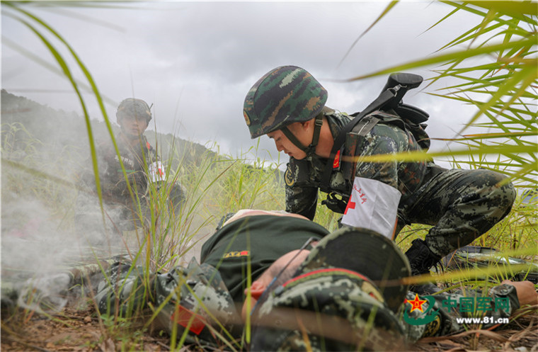 临危不乱这才是武警卫生员的刺激战场