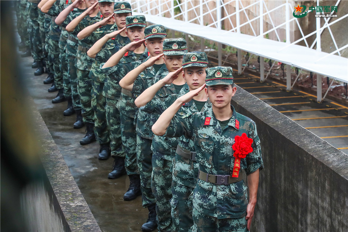 退伍季|武警退役老兵泪别军营光荣返乡 - 中国军网