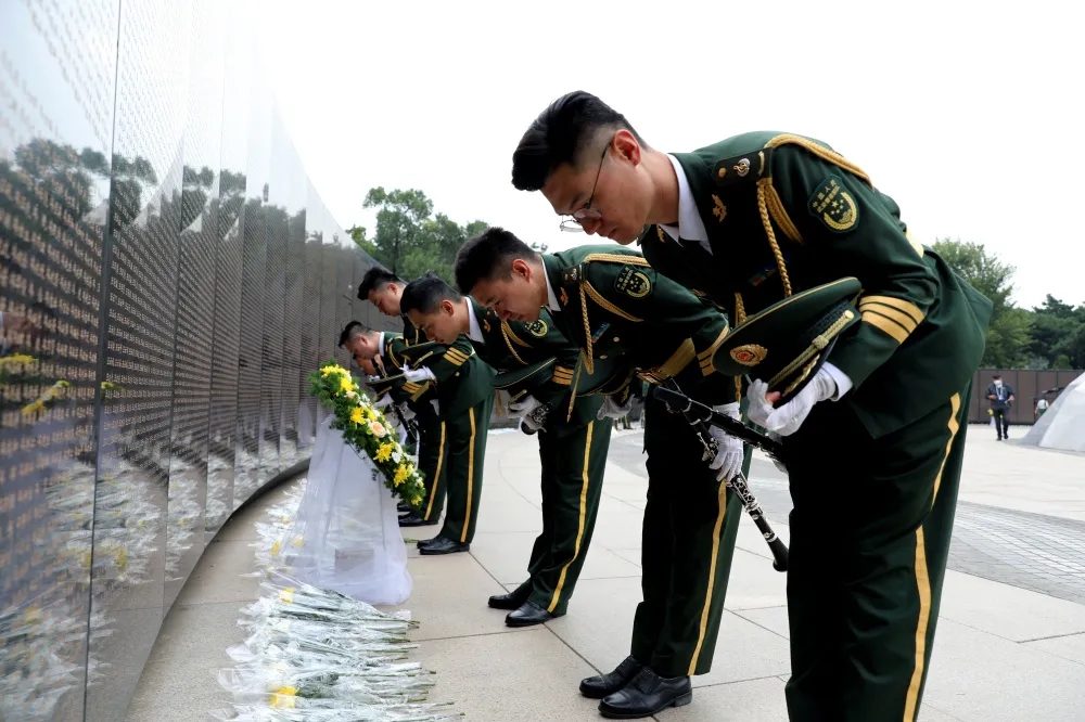 婉转悠扬的礼号声在陵园上空萦绕追忆着志愿军烈士的忠魂与壮举当年