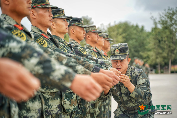 观摩擒敌示范班动作演示应急棍训练部队常见训练运动伤的预防与康复专