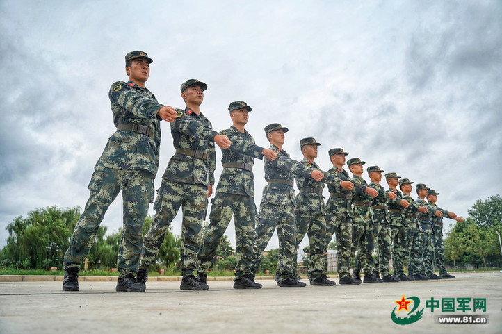 齐步一步迈出练习观摩刺杀示范班动作演示新训骨干开展刺杀会操官兵