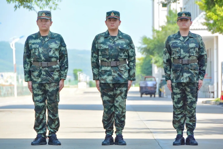 武警广西总队新兵团来了"三胞胎"新兵!