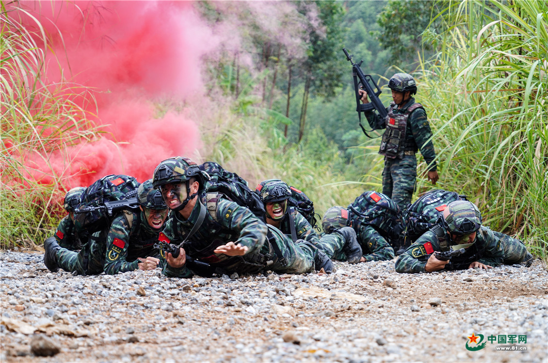 直击武警特战队员实战化训练 - 中国军网