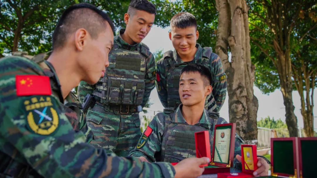 发光人 | 两夺"勇士"勋章的他,真"狠人"! - 中国军网