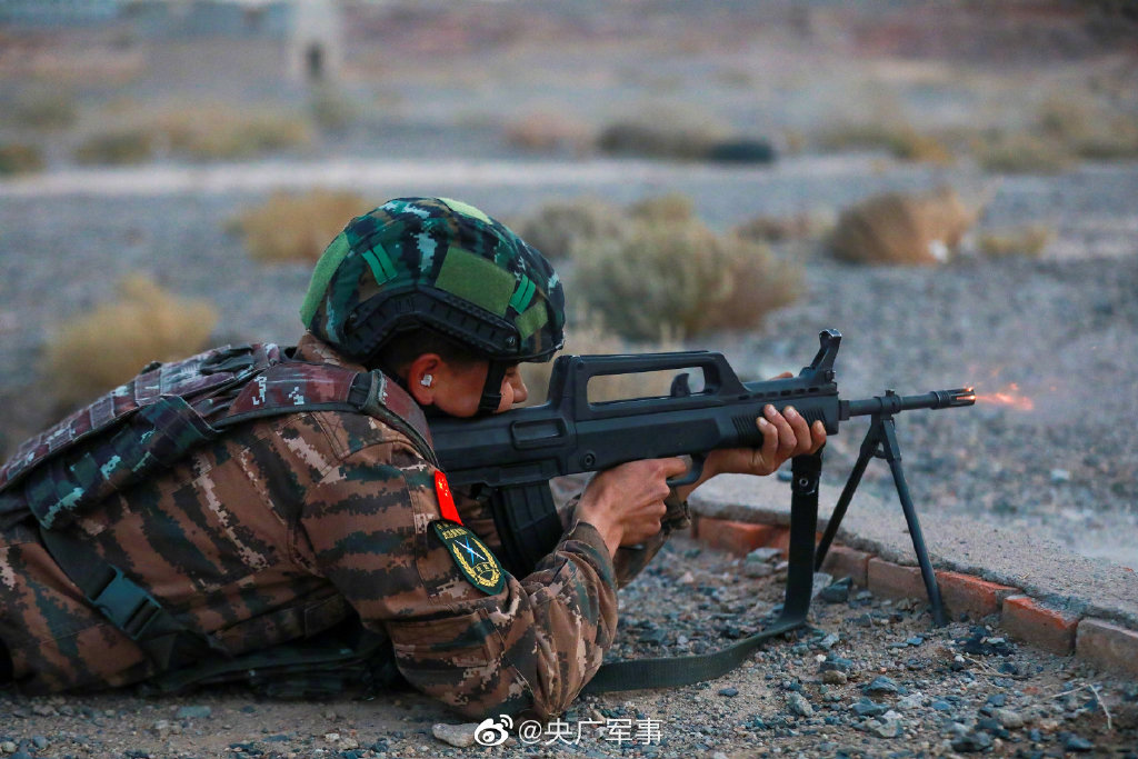 帅!组图一睹武警特战尖兵射击训练风采