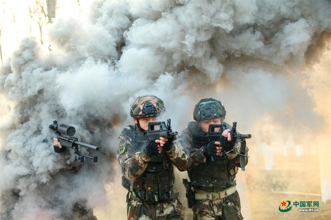 硝烟弥漫直击武警侦察作战演练