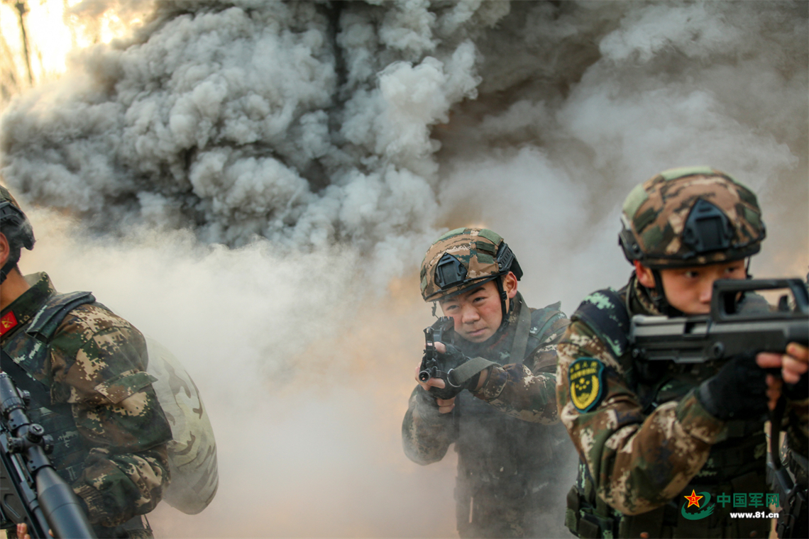 硝烟弥漫直击武警侦察作战演练