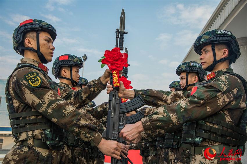 光荣时刻直击武警新兵授枪仪式