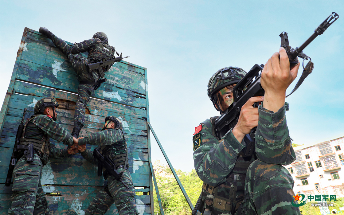 武警特战队员开展多课目训练 - 中国军网